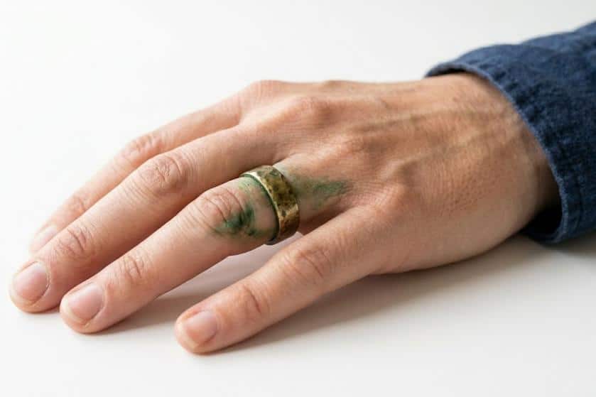 brass jewelry turn skin green