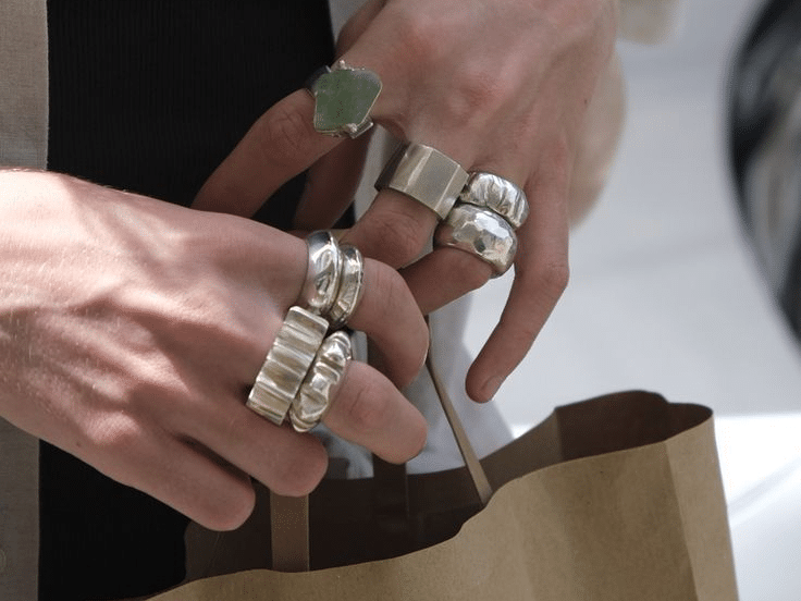 Does zinc jewelry tarnish or turn green